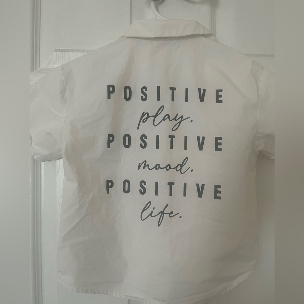 Kids‎ size 5 white short sleeve button down shirt with black lettering on back - Picture 4 of 6